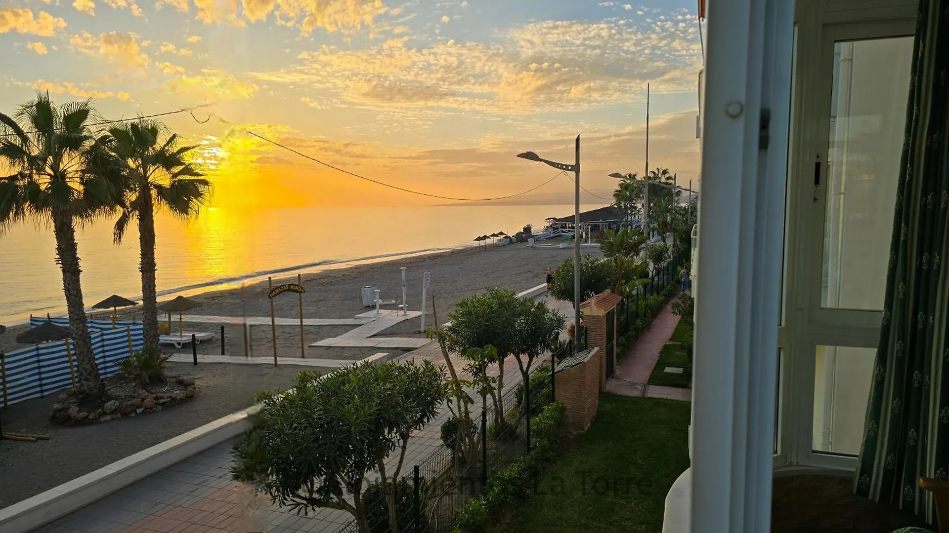 Laguna Frontal Amanecer - Alojamientos La Torre Torrox Spain